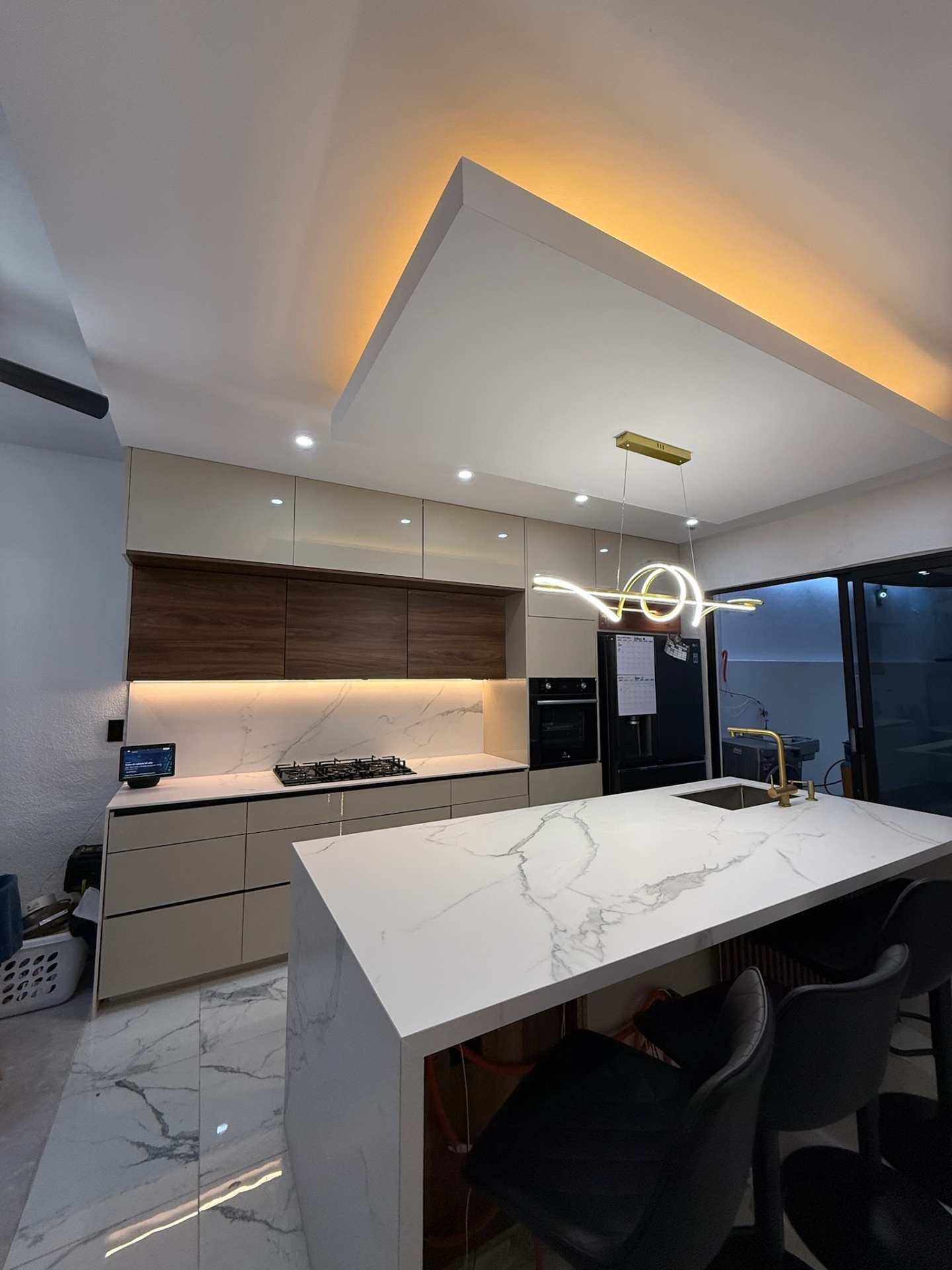 Cocina iluminada en tono Calacatta